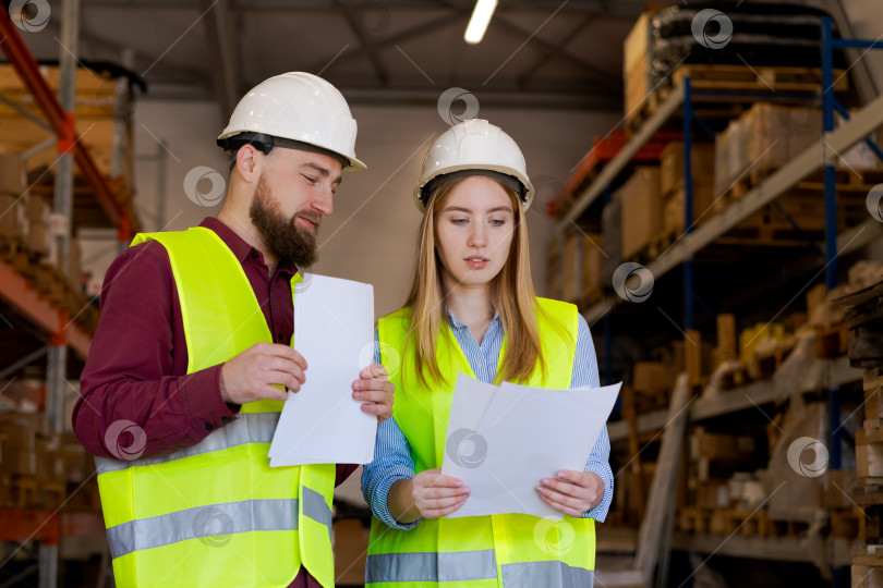 Скачать Работники дистрибуции обсуждают показатели эффективности и оперативные отчеты фотосток Ozero