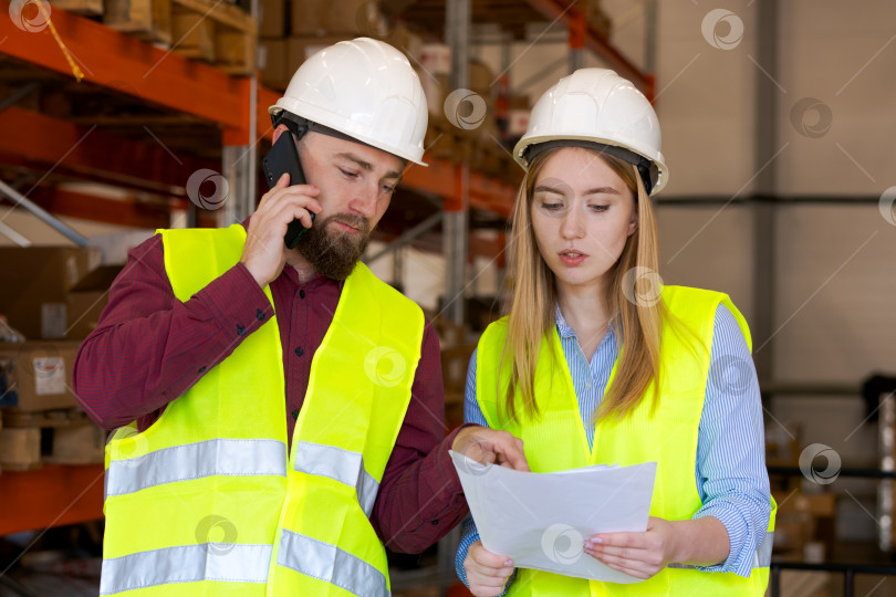 Скачать Начальник склада Координирует обновления для клиентов по телефону фотосток Ozero