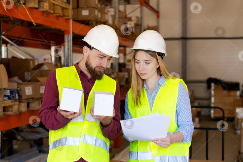 Скачать Команда Логистов Сравнивает Образцы Продукции Со Спецификационными Документами фотосток Ozero