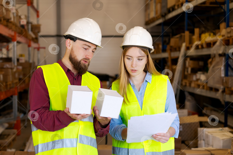 Скачать Работники Склада Сверяют Единицы Продукции с Документацией по Заказу фотосток Ozero