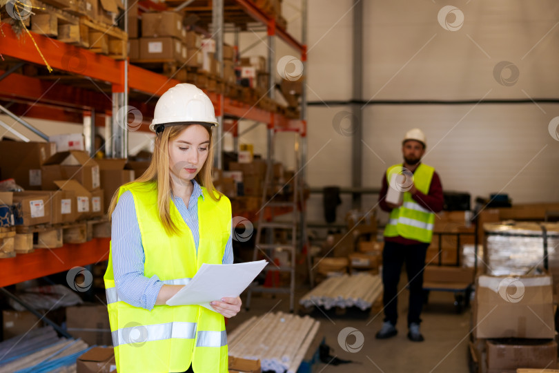 Скачать Женщина-заведующая складом, выполняющая Независимые задачи по инвентаризации фотосток Ozero