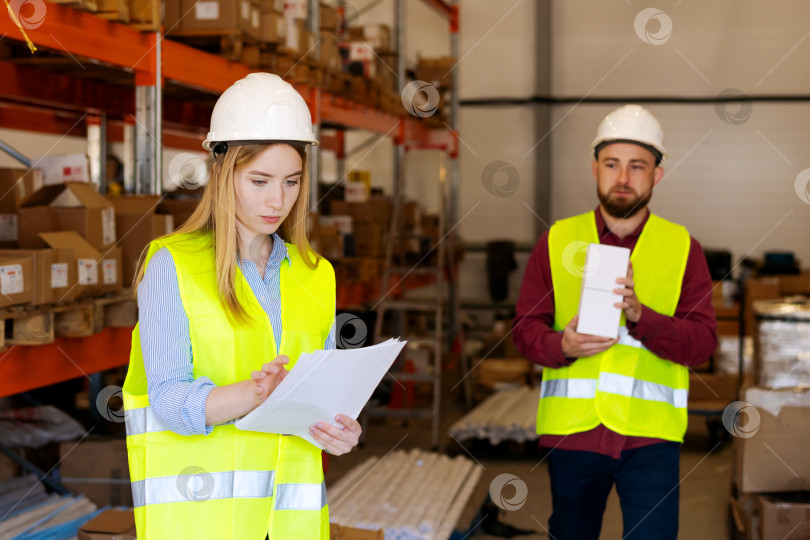 Скачать Команда склада, выполняющая Параллельные задачи по контролю качества фотосток Ozero