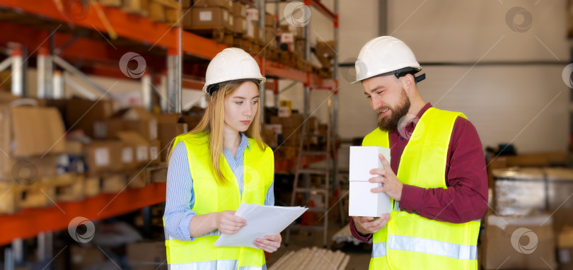 Скачать Работники распределительного центра сопоставляют заказы с товарными запасами фотосток Ozero