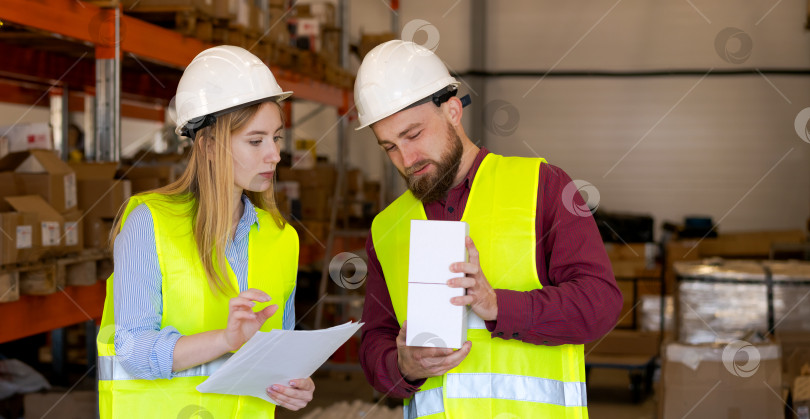 Скачать Начальник склада объясняет технические характеристики продукта члену команды фотосток Ozero