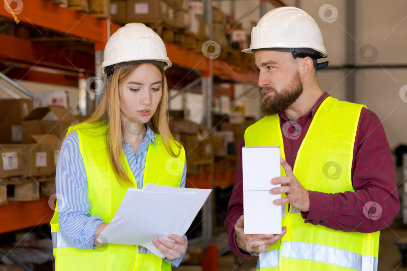 Скачать Команда Логистики Сверяет Технические Характеристики Продукта С Документацией фотосток Ozero