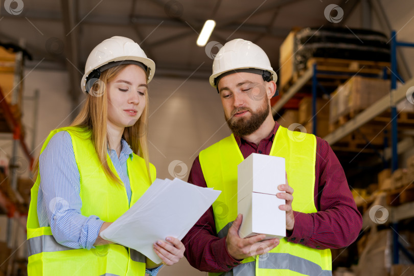 Скачать Работники Склада Проводят Детальную Проверку Качества Продукции фотосток Ozero