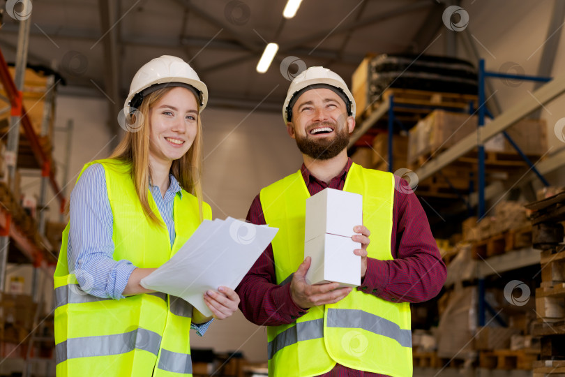 Скачать Счастливая команда Склада празднует Успешную проверку товара фотосток Ozero