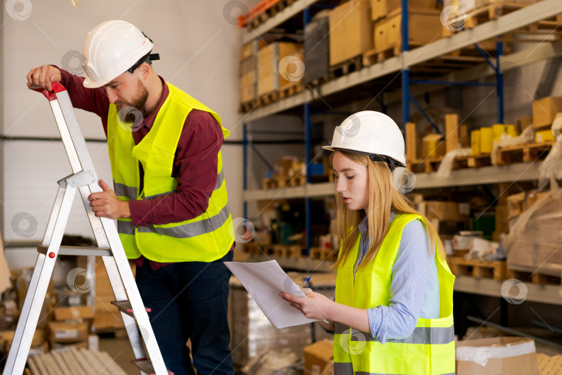 Скачать Команда логистов Координирует задачи по инвентаризации с лестничной площадки фотосток Ozero