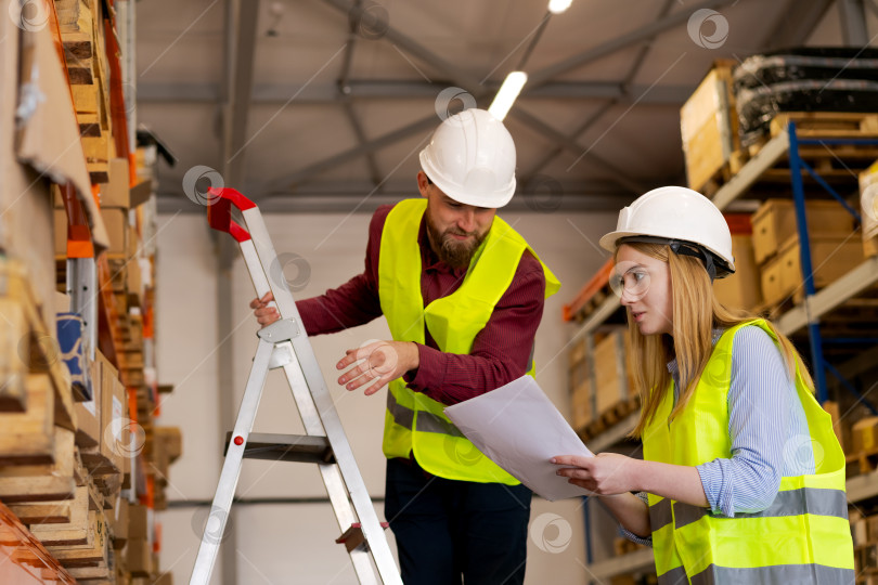 Скачать Работники отдела логистики Вместе размещают товары на полках склада фотосток Ozero
