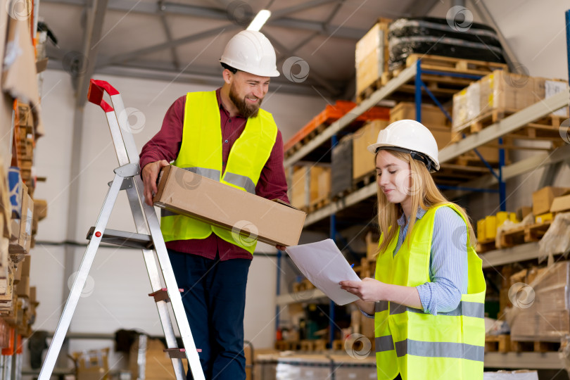 Скачать Счастливая команда Логистов Успешно выполняет Заказы фотосток Ozero