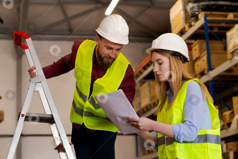 Скачать Работники Склада Просматривают Складские Документы Во время Инвентаризации фотосток Ozero