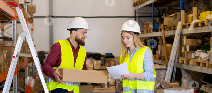 Скачать Команда склада проверяет содержимое посылки на соответствие товаросопроводительным документам фотосток Ozero