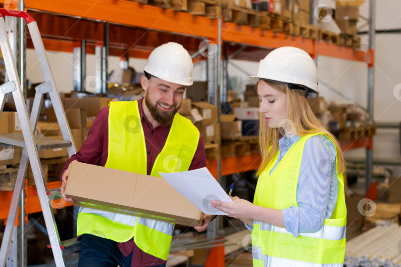 Скачать Сотрудники отдела логистики Координируют проверку отгрузки с документацией фотосток Ozero