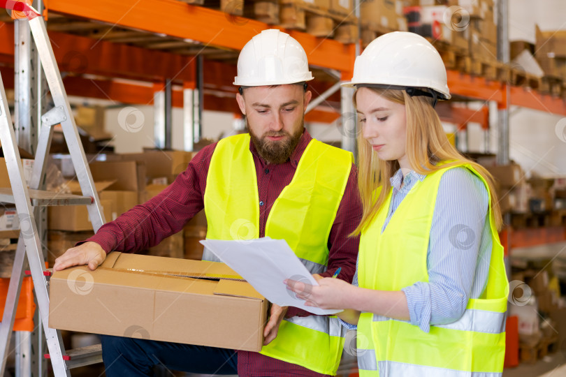 Скачать Команда склада сосредоточилась на процессе проверки документации на упаковку фотосток Ozero