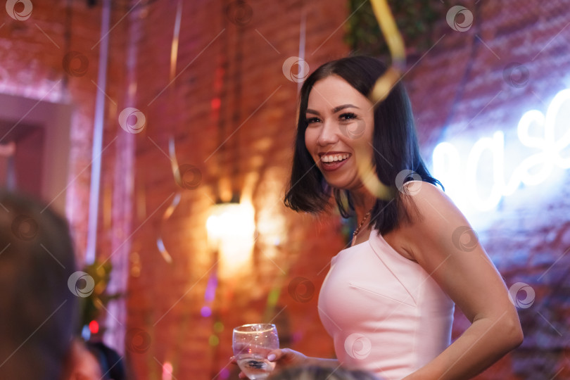 Скачать Счастливая женщина, наслаждающаяся вечерним общением в модном городском баре фотосток Ozero