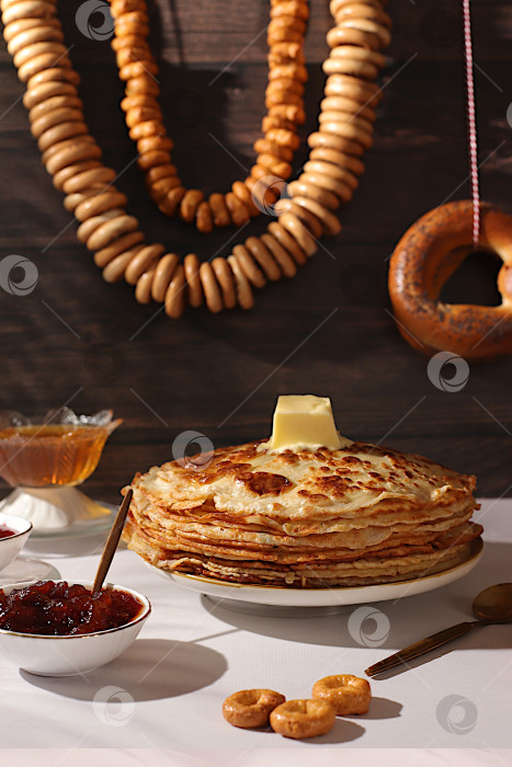 Скачать Концепция масленицы и традиционная русская кухня.Вкусные русские блины с мягким сыром, медом, вареньем, сметаной, икрой и рогаликами, крендельки на праздничный стол.Рекламный баннер для кафе фотосток Ozero