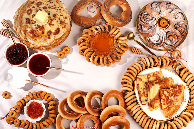 Скачать Масленичный баннер с вкуснейшими блинами с мягким сыром, медом, вареньем, сметаной, икрой и рогаликами, крендельки на праздничный стол, концепция традиционной русской кухни.Рекламное меню для кафе фотосток Ozero