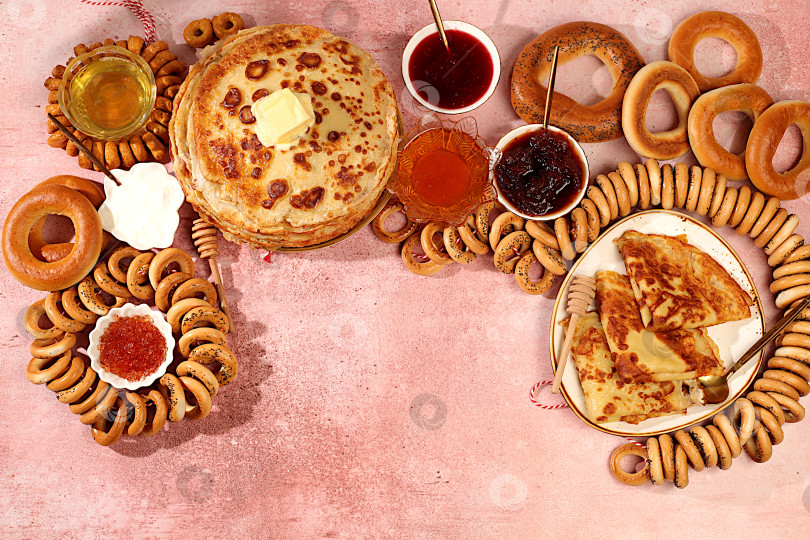 Скачать Масленичный баннер с вкуснейшими блинами с мягким сыром, медом, вареньем, сметаной, икрой и рогаликами, крендельки на праздничный стол, концепция традиционной русской кухни.Рекламное меню для кафе фотосток Ozero