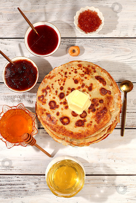Скачать Вкусные русские блинчики с мягким сыром, медом, вареньем и сметаной на элегантном кухонном столе. Концепция Масленицы и традиционная русская кухня. Рекламный баннер для кафе или ресторана фотосток Ozero
