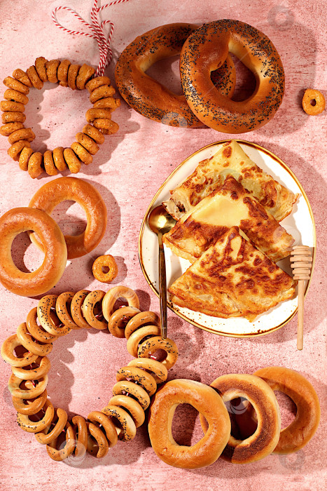 Скачать Масленичный баннер с вкуснейшими блинами с мягким сыром, медом, вареньем, сметаной, икрой и рогаликами, крендельки на праздничный стол, концепция традиционной русской кухни.Рекламное меню для кафе фотосток Ozero