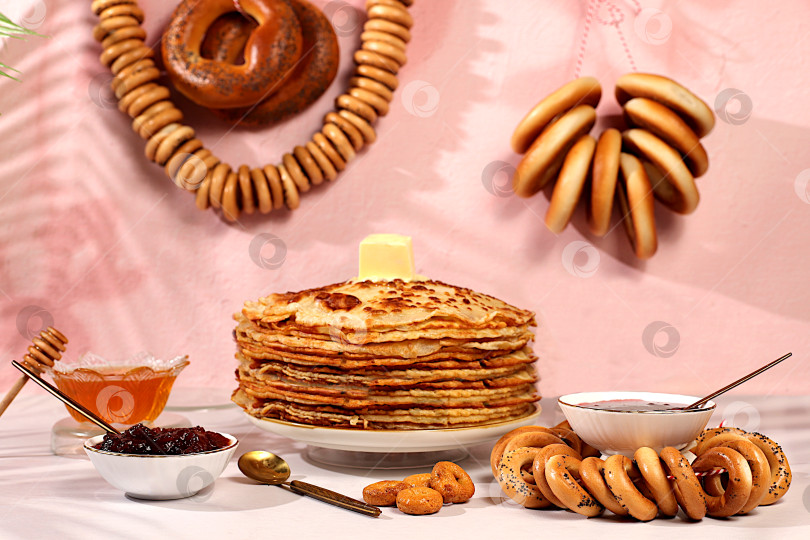 Скачать Концепция масленицы и традиционная русская кухня.Вкусные русские блины с мягким сыром, медом, вареньем, сметаной, икрой и рогаликами, крендельки на праздничный стол.Рекламный баннер для кафе фотосток Ozero