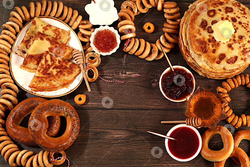 Скачать Масленичный баннер с вкуснейшими блинами с мягким сыром, медом, вареньем, сметаной, икрой и рогаликами, крендельки на праздничный стол, концепция традиционной русской кухни.Рекламное меню для кафе фотосток Ozero
