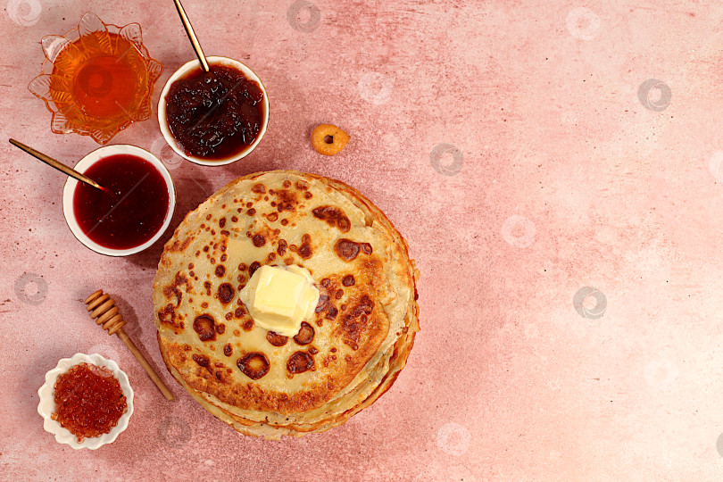 Скачать Концепция масленицы и традиционная русская кухня. Вкусные русские блины с мягким сыром, медом, вареньем и сметаной на элегантном кухонном столе. Рекламный баннер для кафе или ресторана. фотосток Ozero
