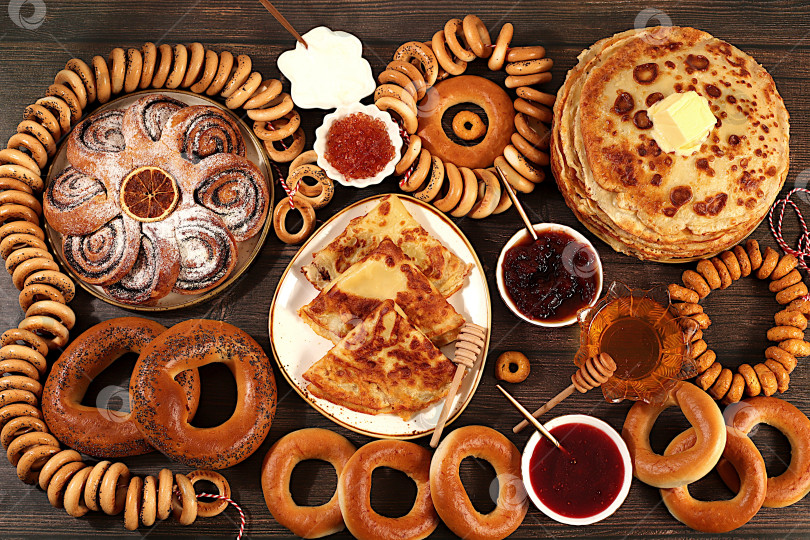 Скачать Масленичный баннер с вкуснейшими блинами с мягким сыром, медом, вареньем, сметаной, икрой и рогаликами, крендельки на праздничный стол, концепция традиционной русской кухни.Рекламное меню для кафе фотосток Ozero