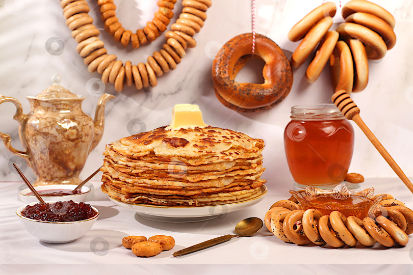 Скачать Концепция масленицы и традиционная русская кухня.Вкусные русские блины с мягким сыром, медом, вареньем, сметаной, икрой и рогаликами, крендельки на праздничный стол.Рекламный баннер для кафе фотосток Ozero