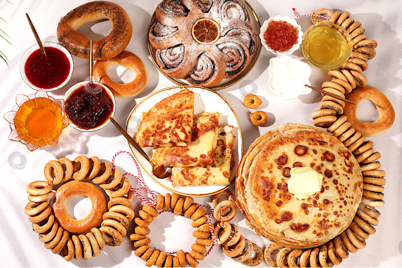 Скачать Масленичный баннер с вкуснейшими блинами с мягким сыром, медом, вареньем, сметаной, икрой и рогаликами, крендельки на праздничный стол, концепция традиционной русской кухни.Рекламное меню для кафе фотосток Ozero