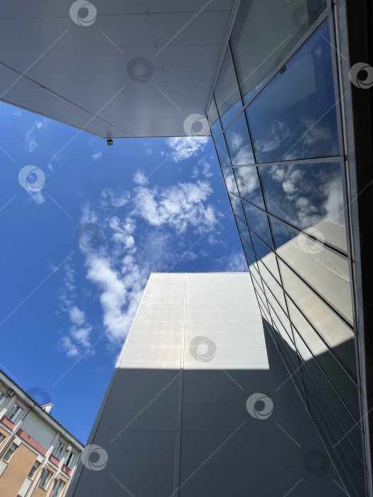 Скачать Здания и небо, вид снизу фотосток Ozero