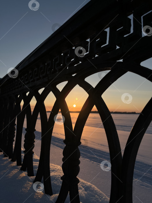 Скачать Парапет зимой на закате фотосток Ozero