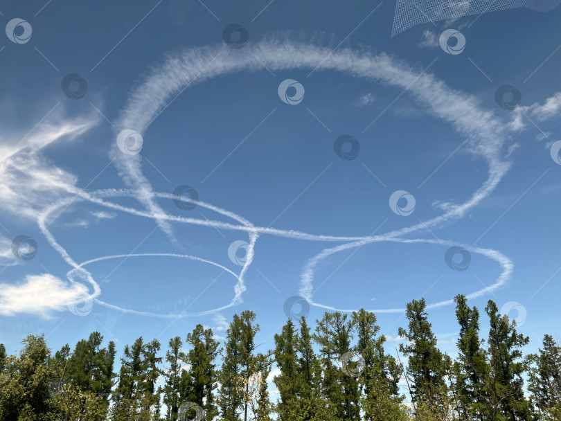 Скачать Следы от самолета на небе фотосток Ozero
