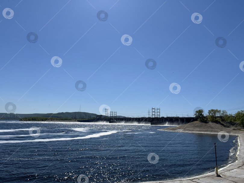 Скачать Сброс воды на ГЭС фотосток Ozero