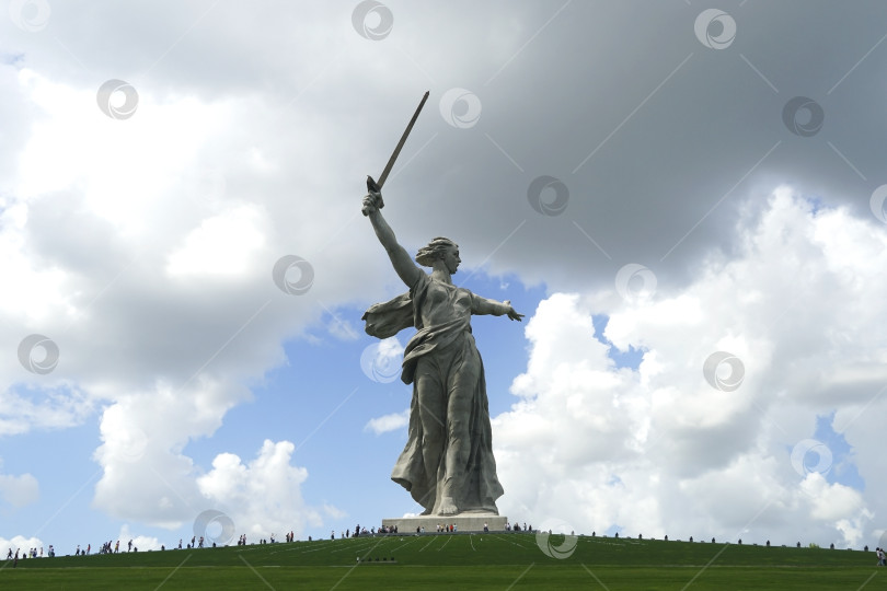 Скачать Скульптура «Родина-Мать зовет!» на Мамаевом кургане. Волгоград, Россия. Май, 06.2023 г. фотосток Ozero