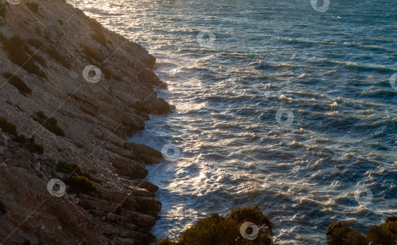 Скачать Дикий средиземноморский пляж на средиземноморском побережье Турции. Прекрасный вид с горы на гавань Фетхие. фотосток Ozero