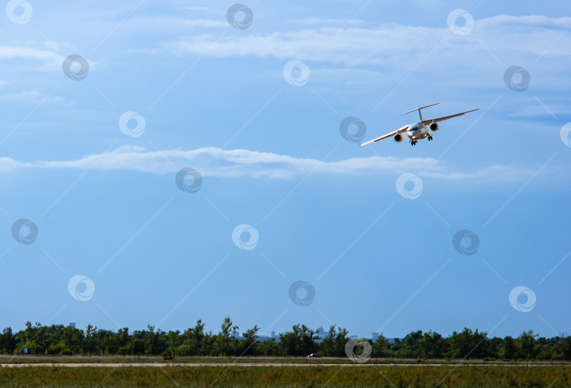 Скачать Украинский двухмоторный реактивный пассажирский самолет Ан-148 приземляется на взлетно-посадочную полосу летно-исследовательского института имени Громова. МАКС-2011. Крупный план.. фотосток Ozero