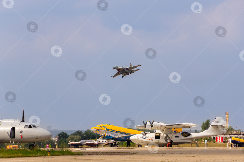 Скачать 100-летие Военно-воздушных сил России.Модернизация советско-российского многоцелевого истребителя Су-35 (НАТО - Flanker-E) поколения "четыре плюс" для посадки на взлетно-посадочную полосу. фотосток Ozero