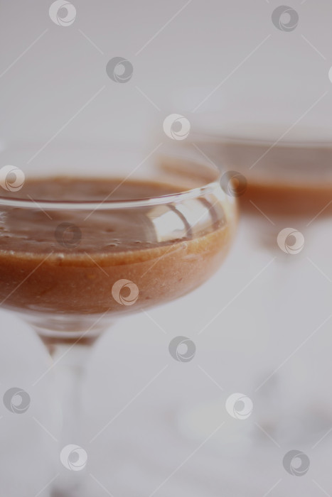 Скачать Стакан ягодного смузи на столе фотосток Ozero