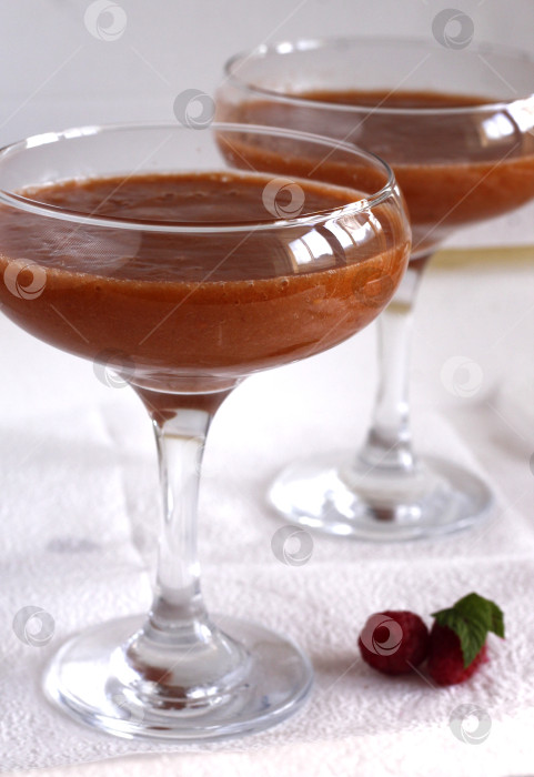 Скачать Бокалы ягодного смузи с малиной фотосток Ozero