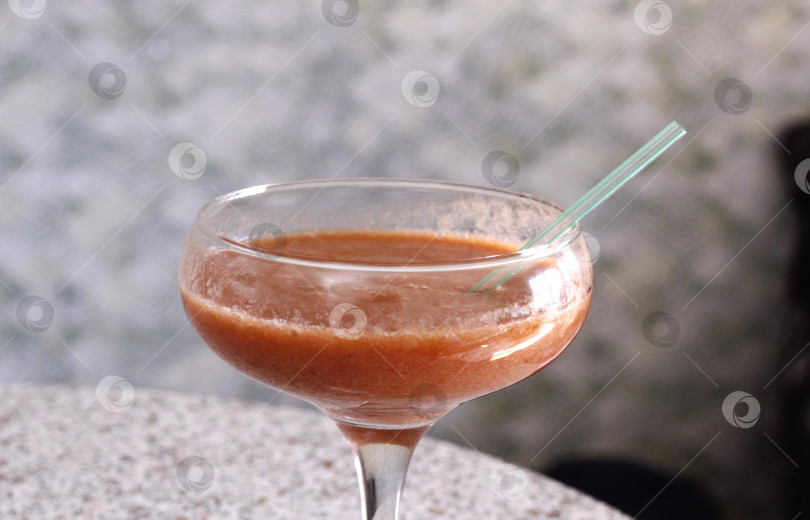 Скачать Бокал ягодного смузи на столе фотосток Ozero