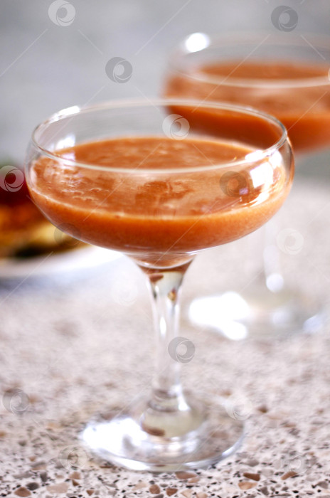 Скачать Бокалы ягодного смузи на столе фотосток Ozero