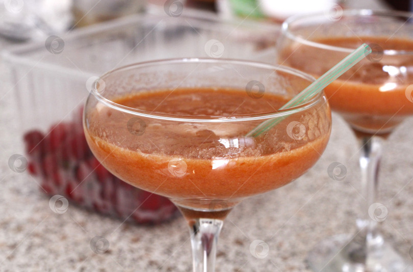 Скачать Бокалы ягодного смузи фотосток Ozero