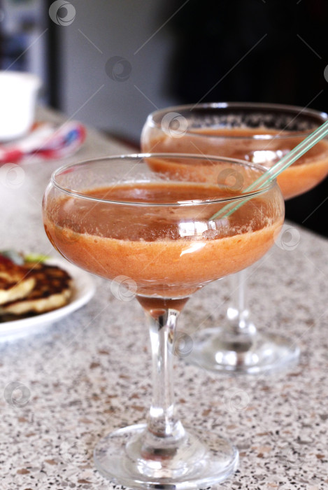 Скачать Бокалы ягодного смузи на столе фотосток Ozero