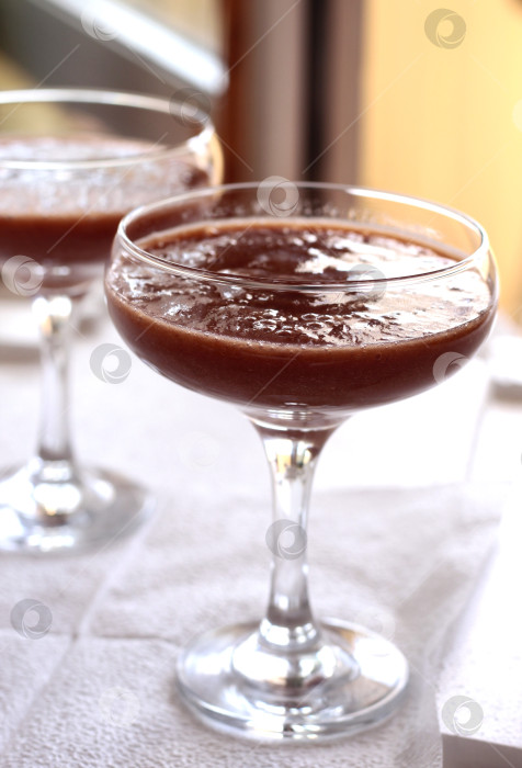 Скачать Бокалы ягодного смузи на столе фотосток Ozero