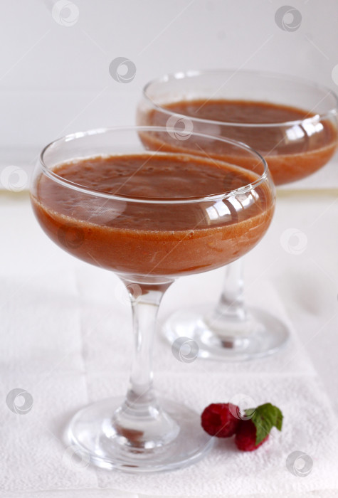 Скачать Бокалы ягодного смузи на столе фотосток Ozero