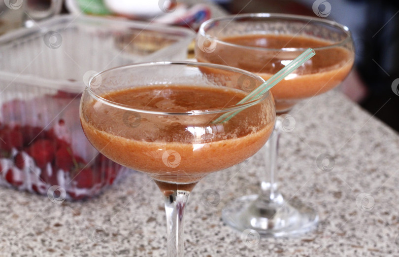 Скачать Бокалы ягодного смузи фотосток Ozero