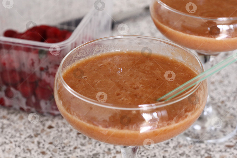 Скачать Бокалы ягодного смузи фотосток Ozero