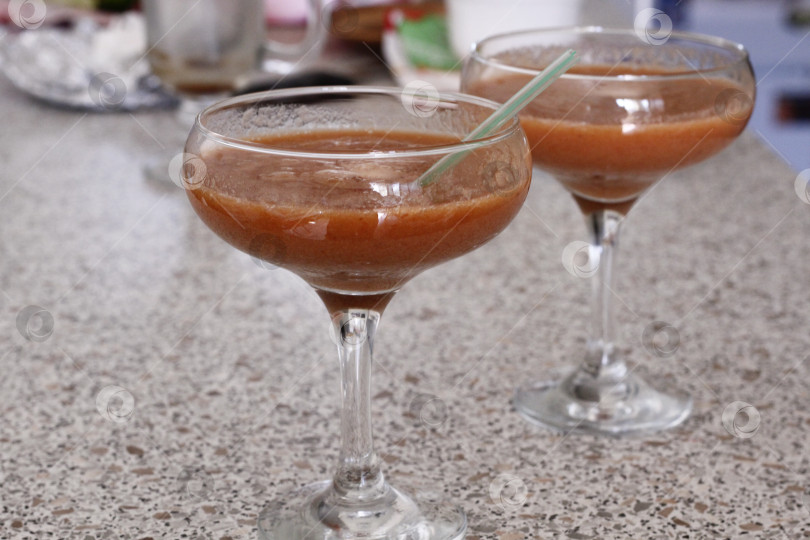 Скачать Бокалы ягодного смузи на столе фотосток Ozero