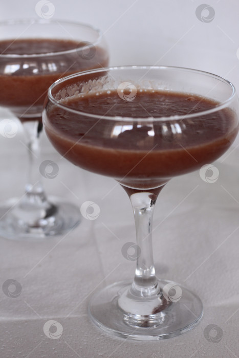 Скачать Бокалы ягодного смузи на столе фотосток Ozero